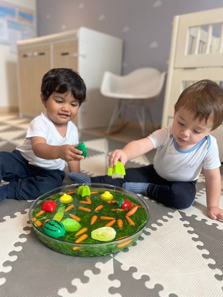 Lenguaje verbal, dos pequeños jugando y aprendiendo a comunicarse en Colegio APDE Connections Cayalá